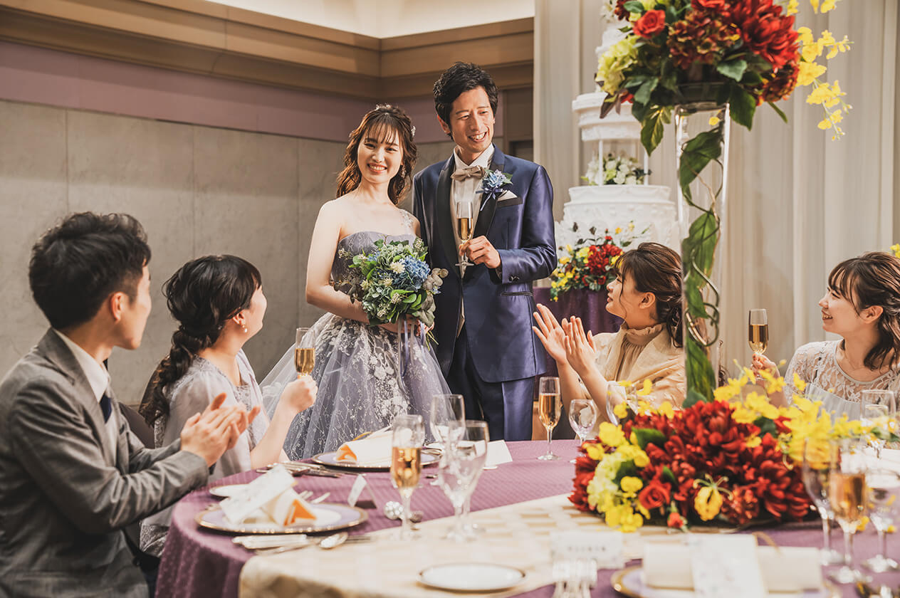 力強く都会的なウォールナット調バンケット