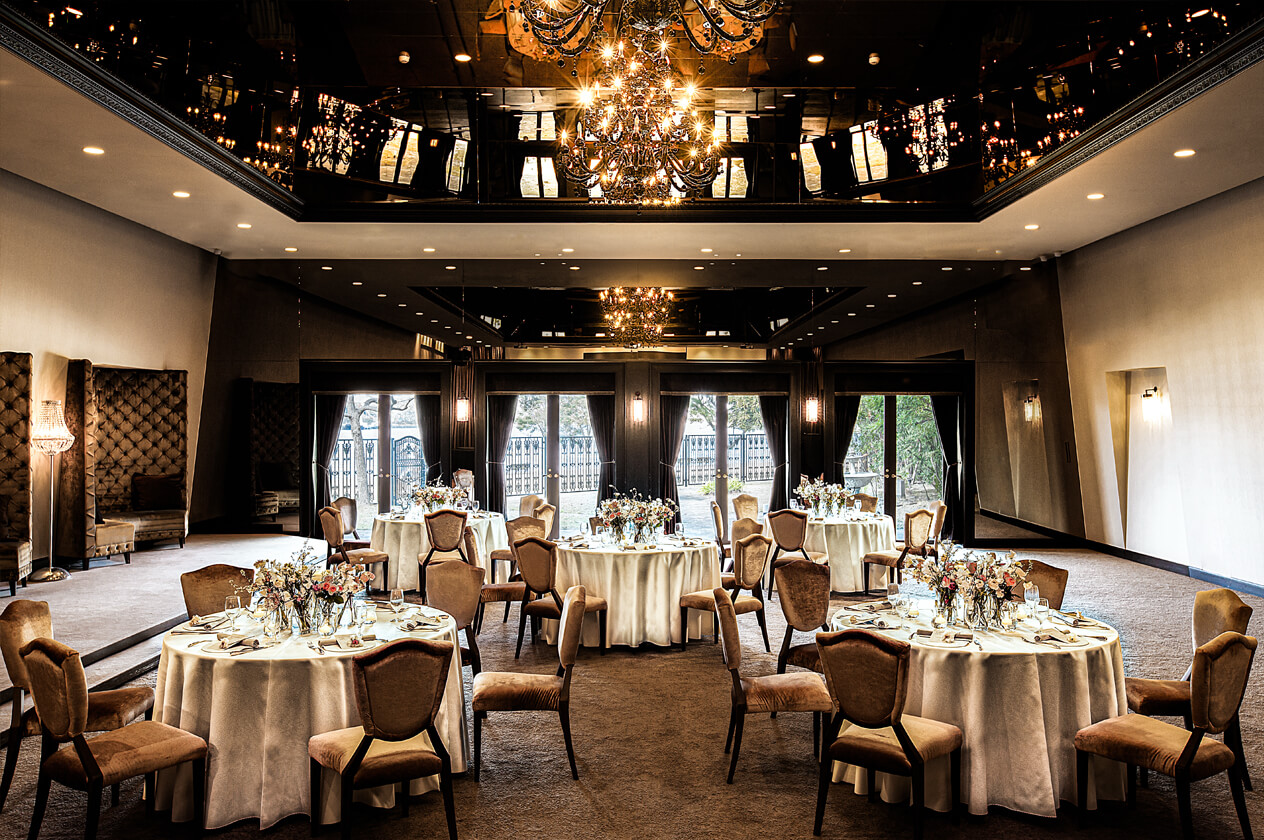 力強く都会的なウォールナット調バンケット